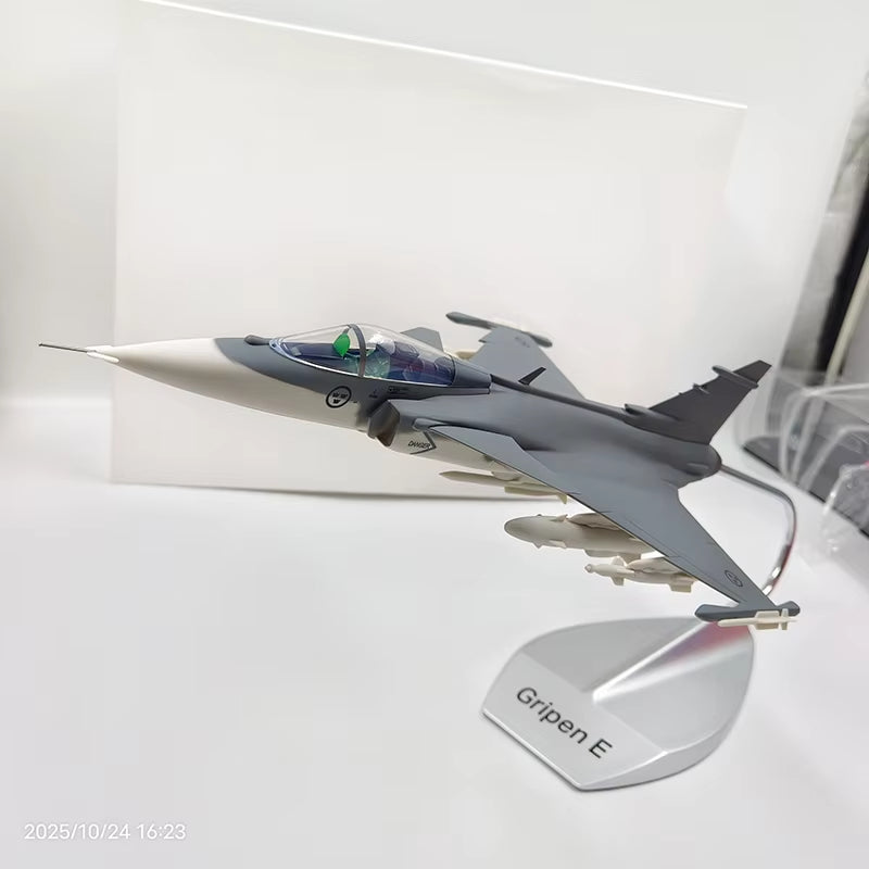 Scale 1/48 SAAB JAS-39 Gripen Miniature Diecast ABS Engineering Eco-Friendly Plastic Fighter Models Souvenir Gift Toys for Boys