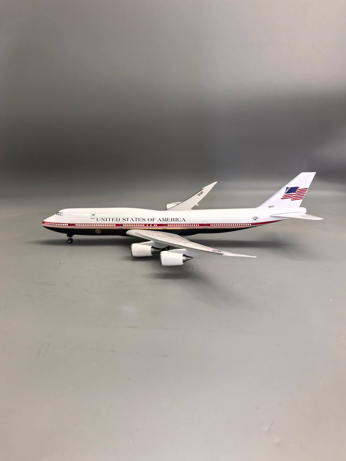 47cm Large Scale American Air Force One B747 Airplane Model Kit with Stand – Ideal for Aviation Enthusiasts and Collectors