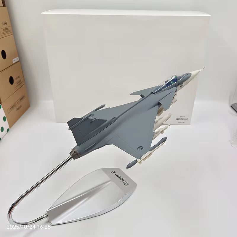 Scale 1/48 SAAB JAS-39 Gripen Miniature Diecast ABS Engineering Eco-Friendly Plastic Fighter Models Souvenir Gift Toys for Boys
