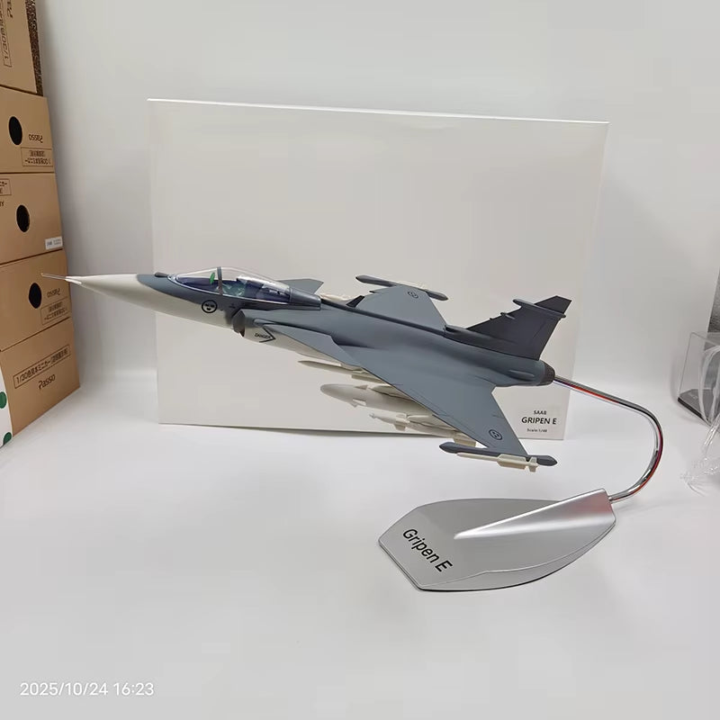 Scale 1/48 SAAB JAS-39 Gripen Miniature Diecast ABS Engineering Eco-Friendly Plastic Fighter Models Souvenir Gift Toys for Boys